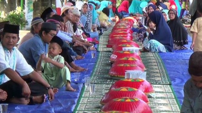 Masyarakat Pangkalpinang sedang mengikuti tradisi Nganggung