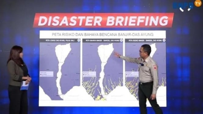 Kepala BNPB, Abdul Muhari, sedang menjelaskan aliran air di bali