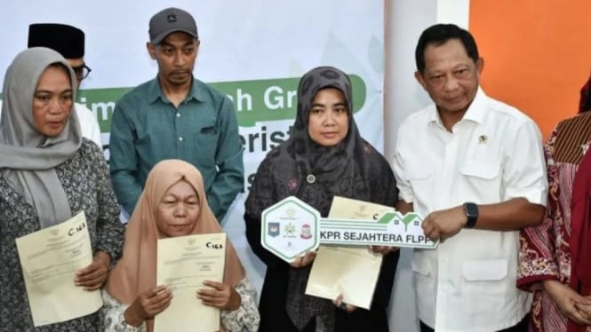 Mendagri Tito Karnavian menyerahkan rumah subsidi gratis