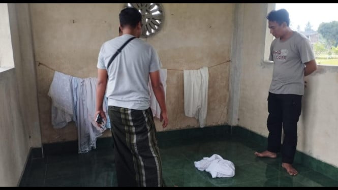Saat warga memeriksa Bayi yang di Buang  di Musholla