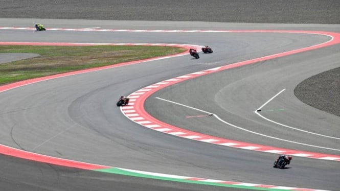 Para rider MotoGP mengikuti latihan bebas di Mandalika