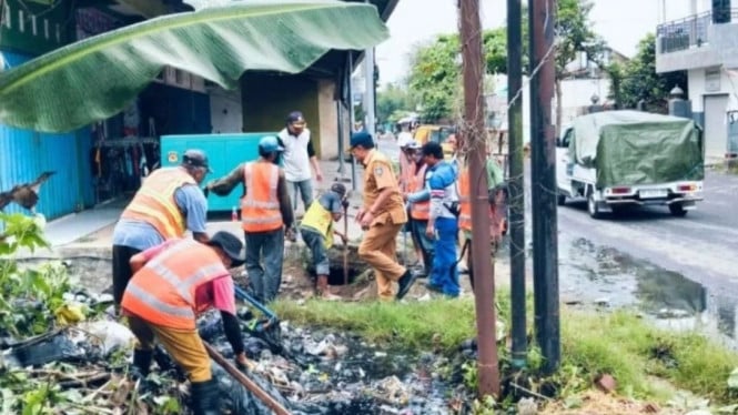 BPJB NTB sedang membantu petugas