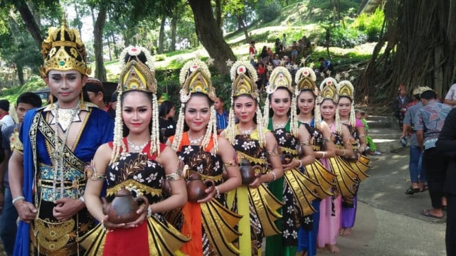 Pesona budaya Tengger terpancar dalam Adat Grebeg Tirto Aji
