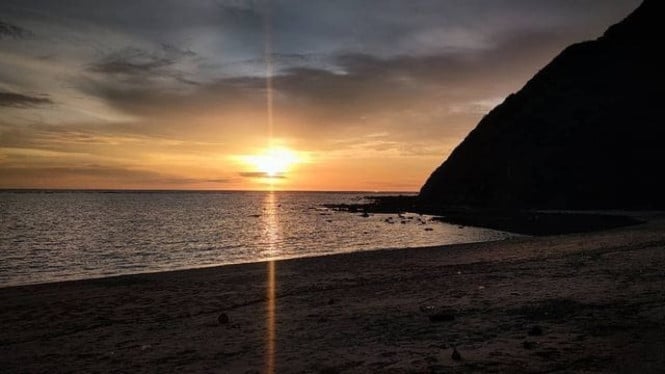 Suasana Sunset Pantai Maluk Yang Begitu Indah