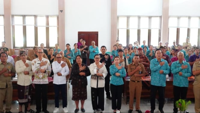 Putri Koster (Tengah) Mengimbau Masyarakat Terkait Daur Ulang Sampah