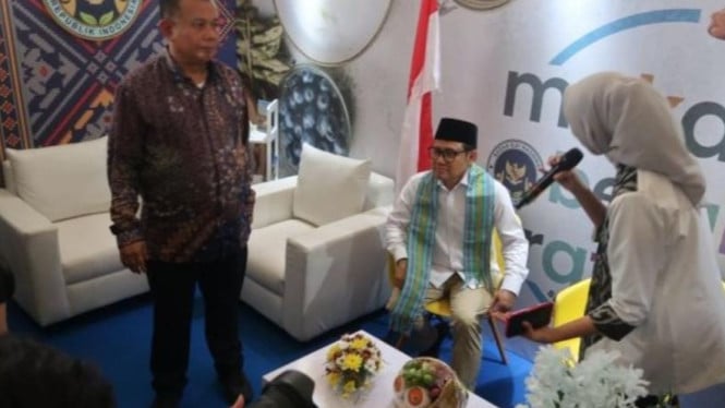 Menteri Muhaimin Iskandar (Tengah) mengunjungi stan BGN