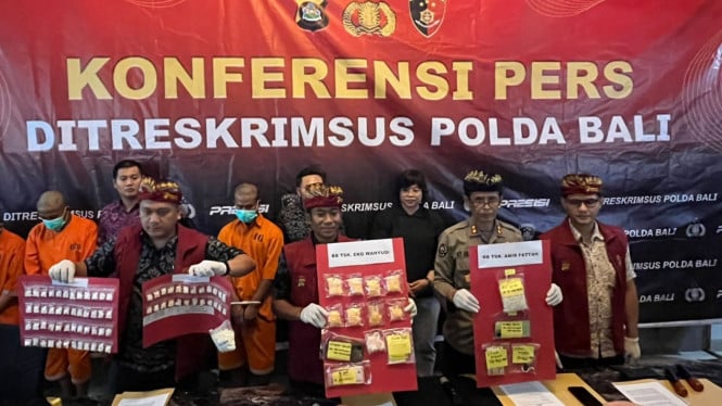 Polisi Tunjukkan Barang Bukti 4.000 Butir Pil Koplo