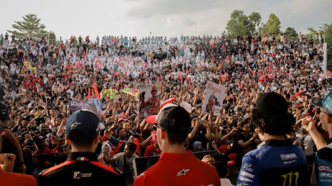fans MotoGP menyambut pembalap saat sesi Rider Parade MotoGP