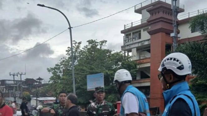 Petugas PLN bersama Gubernur Bali Wayan Koster