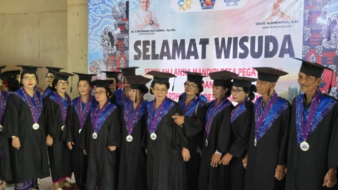 Siswa Lansia di Kabupaten Buleleng di Wisuda