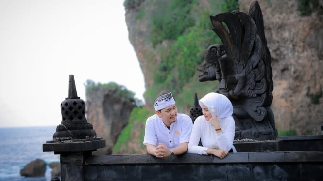 Pura di tepi tebing Pantai Ngobaran
