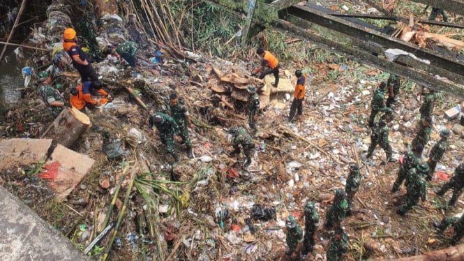 Petugas Mencari Tiga Korban Banjir Bandang di Mengwitani, Badung