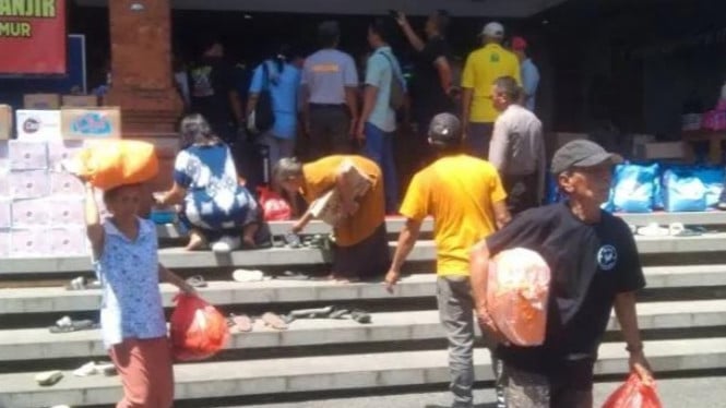 Warga terdampak banjir terima bantuan logistik di Balai Banjar Tohpa