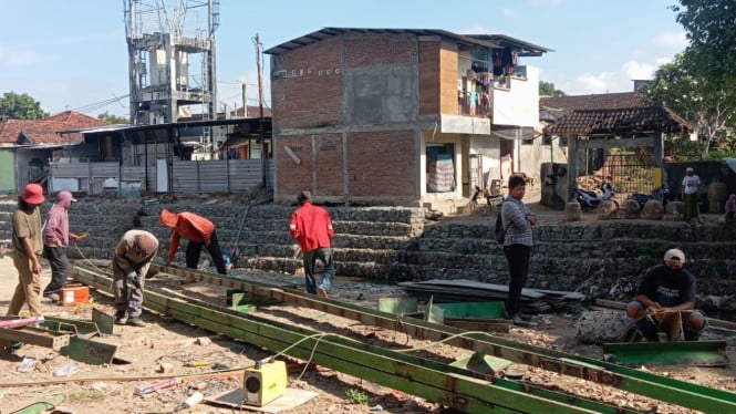 Konstruksi Jembatan Semi Permanen Mulai di pasang