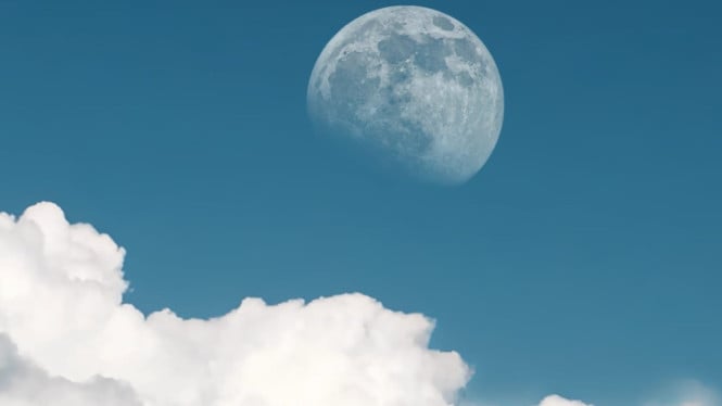 Bulan penuh (full moon) pada sore hari