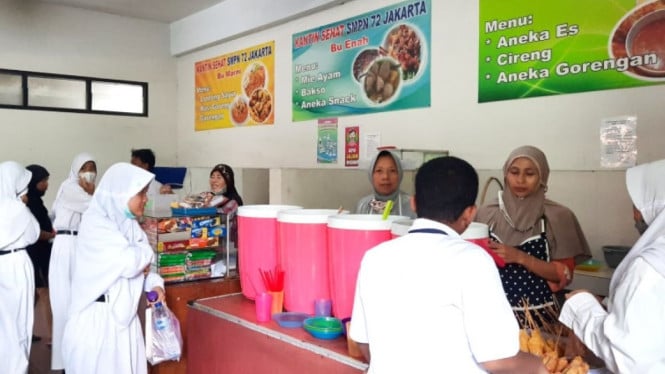 Para siswa sedang membeli makanan di kantin sehat sekolah.