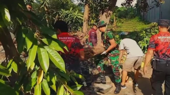 Kerja bakti pembersihan sungai di Jalan Trenggana, Kelurahan Penatih.