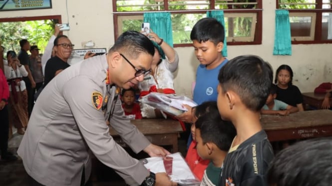 Kapolresta Denpasar salurkan bantuan di SDN 4 Dauh Puri.