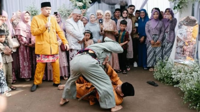 Prosesi Palang Pintu di Pernikahan Adat Betawi.