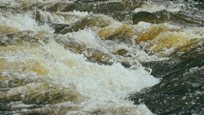 Arus deras sungai untuk kegiatan river tubing