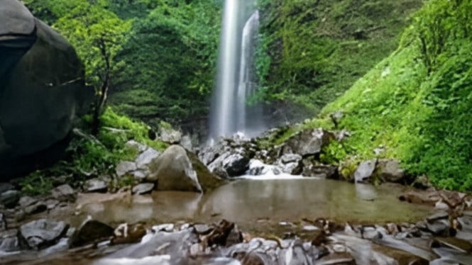 Sejuknya air terjun Coban Rondo Malang.
