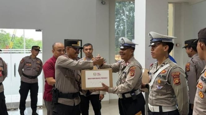 Personel Polres Bandara penerima bantuan tali asih dan sembako