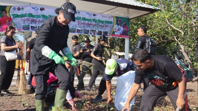 Aksi bersih-bersih dalam rangka World Cleanup Day 2025 di Buleleng