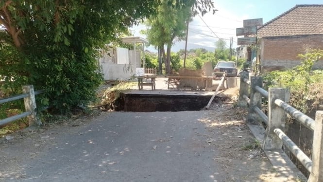 Jembatan penghubung Desa Teko di Pringgabaya ambruk diterjang banjir
