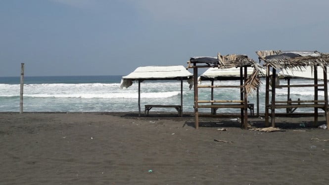 Pasir Putih Dan Ombak Tenang Yang Menunggu Untuk Ditemukan.