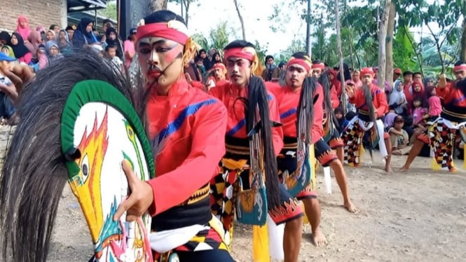 Gerak gagah penari Ebeg yang diiringi gamelan Banyumasan