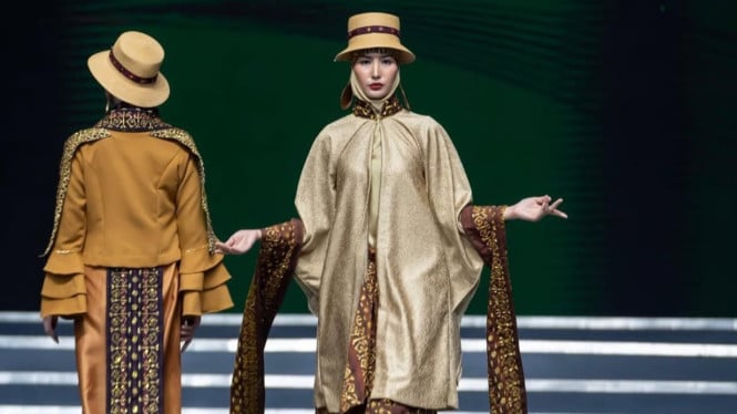 Mengenakan Kain Tapis pada Acara Fashion Show.
