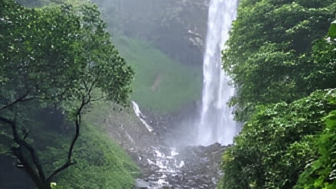 Keasrian alam air terjun Grojogan Sewu Tawangmangu.