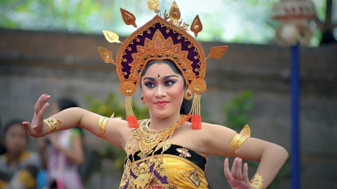Gerak lemah gemulai dan senyum terpancar dalam Tari Cilinaya