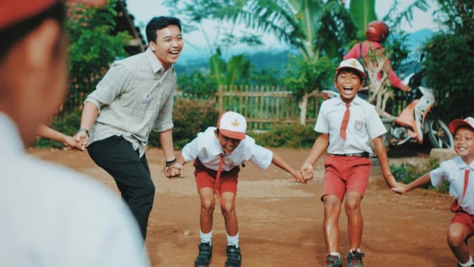 Main, tumbuh, dan berkembang
