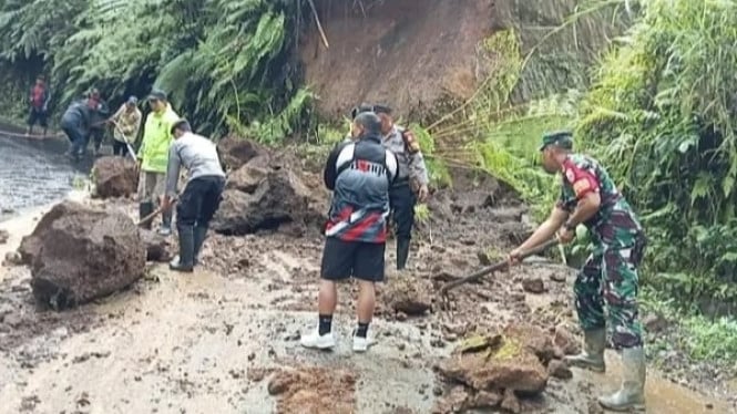 Evakuasi longsor di Tegalalang oleh aparat dan warga