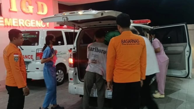 Evakuasi pendaki wanita oleh Tim SAR gabungan