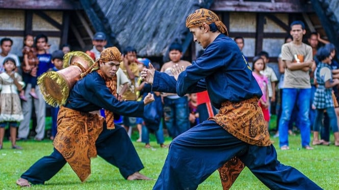 Ilustrasi pertunjukan Parebut Seeng khas Bogor.