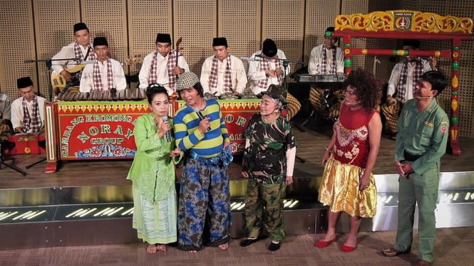 Ilustrasi pertunjukan teater Lenong khas Betawi.