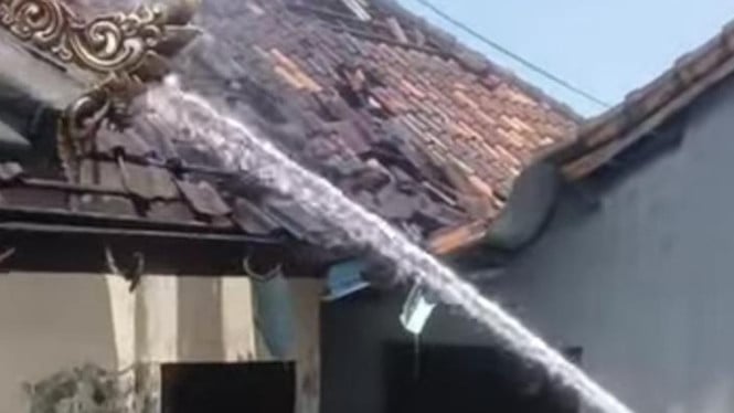 Tim Damkar Badung memadamkan api dari rumah warga