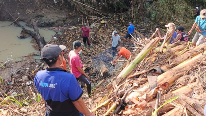 Gotong Royong Membersihkan Aliran Sungai