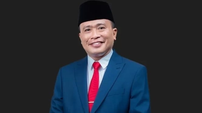 Zamroni Azis menjadi viral karena melempar mikrofon