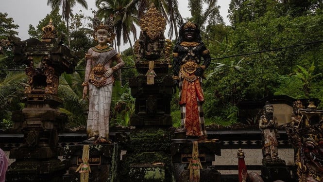 Ilustrasi sepasang patung raksasa Barong Landung