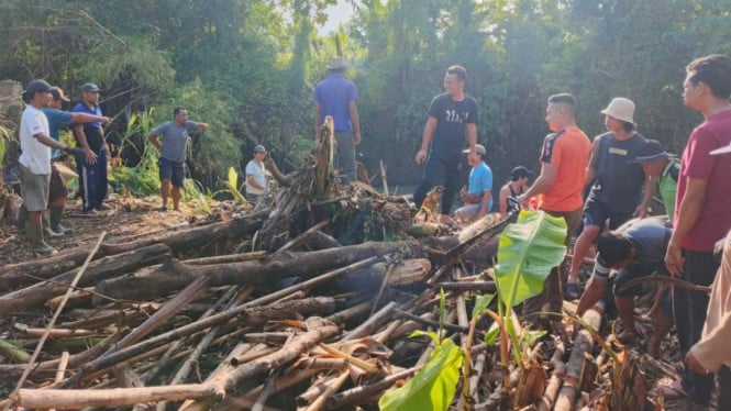 Warga dan aparat bersihkan saluran air