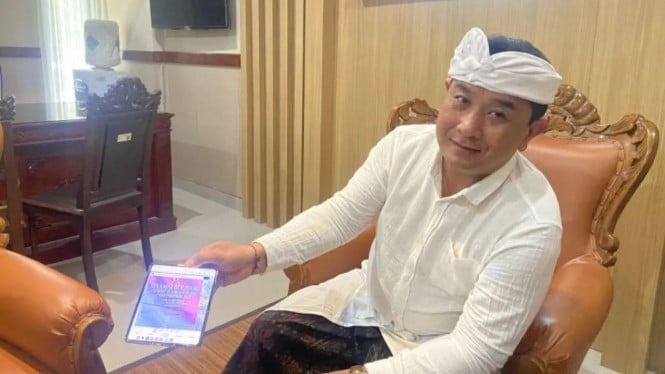 Ketua Bawaslu Bali saat menjelaskan soal kasus pemasangan baliho