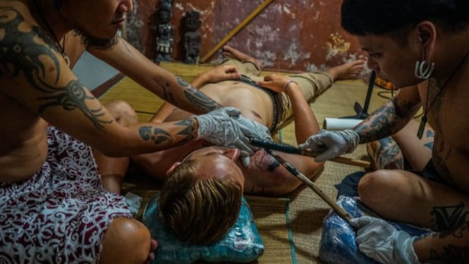 Pemasangan tato dayak kalimantan