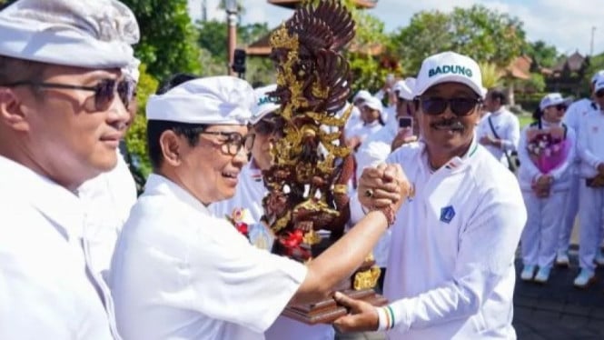 Bupati Badung (Tengah) Menerima Piala Porprov Bali 2025