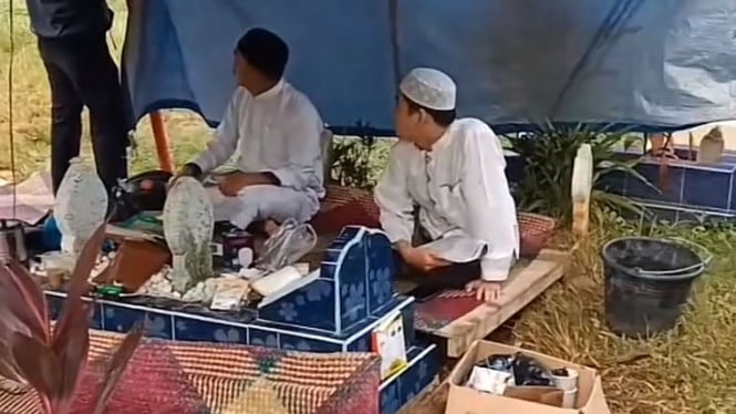 Masyarakat Menjaga Kuburan