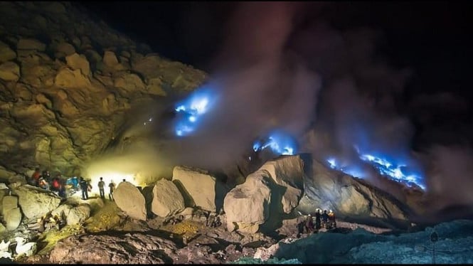 Blue Fire Ijen, wisata adrenalin dengan aroma belerang