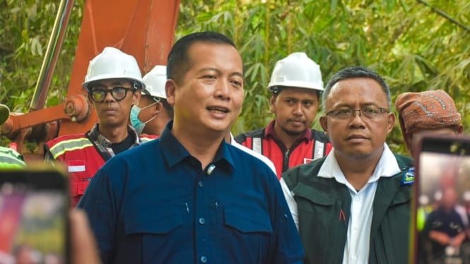 Gubernur NTB, Lalu Muhamad Iqbal ke lokasi proyek perbaikan jalan