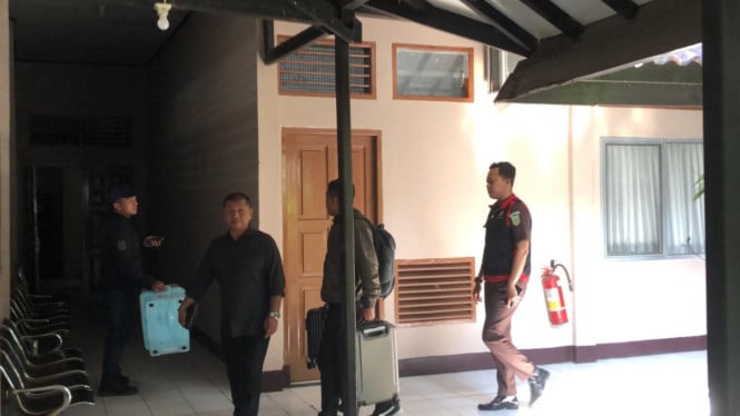 Tim Pidsus Kejari Mataram menggeledah Kantor BPN Lombok Barat.